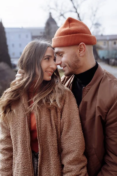 Jovem Casal Feliz Fundo Cidade Velha Casal Amor Desfrutando Passeio — Fotografia de Stock