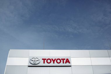 Rivne, Ukrayna 'da 27 Ekim 2019' da Toyota logosu. Toyota Motor Corporation bir Japon otomotiv üreticisi. Gelir bakımından dünyanın en büyük on dördüncü şirketidir..