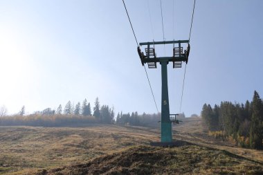 Dağlardaki özel bir kayak asansörünün desteği. Sonbahar sisli sabahı