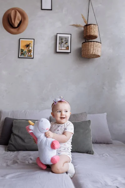Прекрасна Маленька Дівчинка Обручем Грає Іграшкою Єдиноріг Ліжку Вдома Концепція — стокове фото