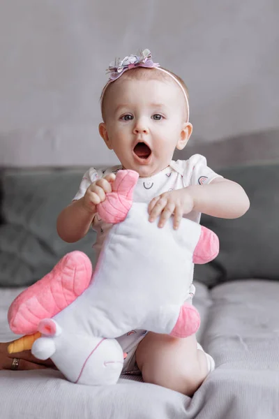 Чарівна Маленька Дівчинка Грає Іграшкою Єдиноріг Ліжку Вдома Концепція Дитячого — стокове фото