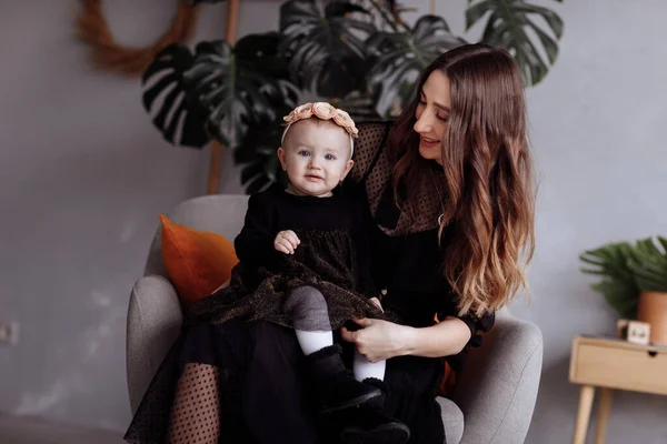 Jovem Mãe Muito Elegante Com Pequena Filha Bonito Vestidos Escuros — Fotografia de Stock