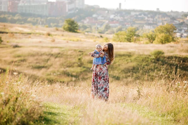 Bela Mãe Com Sua Filha Bebê Mão Estão Andando Livre — Fotografia de Stock