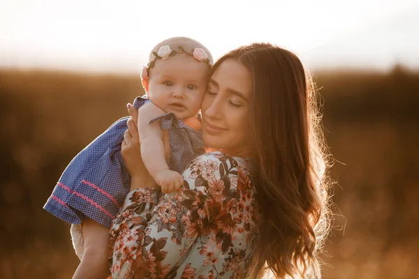 Gün Batımında Bebeğini Kucaklayan Güzel Bir Annenin Portresi Anneler Günü — Stok fotoğraf