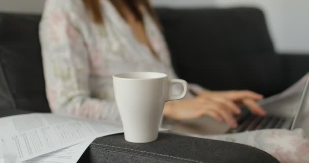 Zuhause Bei Der Arbeit Nahaufnahme Von Geschäftsfrau Hände Auf Laptop — Stockvideo