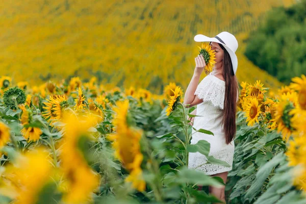 Vacker Söt Ung Kvinna Vit Klänning Och Hatt Ett Fält — Stockfoto