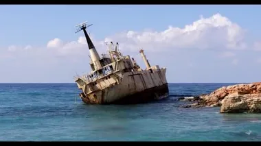 Kıbrıs 'ta mahsur kalmış bir gemi. Paphoso yakınlarında güzel bir gemi enkazı görüntüsü. Akdeniz 'in günbatımındaki görüntüsü. Fırtına denizi, Cyprus. Pahpos..