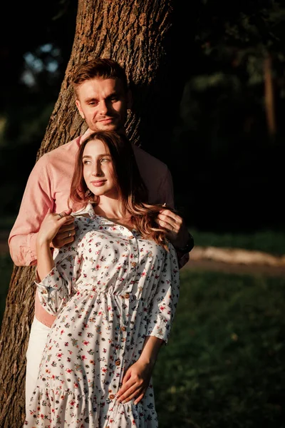 Όμορφα Ερωτευμένα Ζευγάρια Αγκαλιάζονται Στο Πάρκο Ρομαντική Γυναίκα Και Κομψό — Φωτογραφία Αρχείου