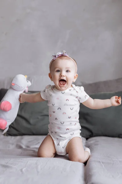 Щаслива Чарівна Маленька Дівчинка Грає Іграшкою Єдиноріг Ліжку Вдома Концепція — стокове фото