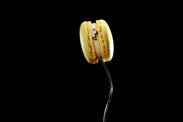 Einzelner Gelber Macaron Oder Makronenkuchen Auf Einer Gabel Französisches Dessert — Stockfoto