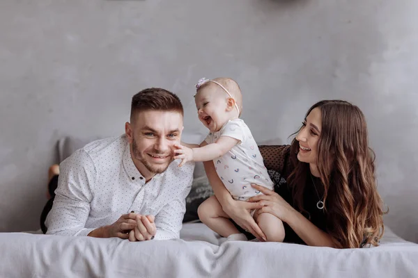 Retrato Uma Família Cama Casa Enquanto Brincam Com Sua Menina — Fotografia de Stock