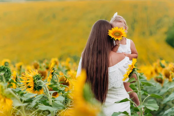 Mutlu Anne Kızı Tarlada Ayçiçekleriyle Anne Kız Dışarıda Eğleniyorlar Aile — Stok fotoğraf