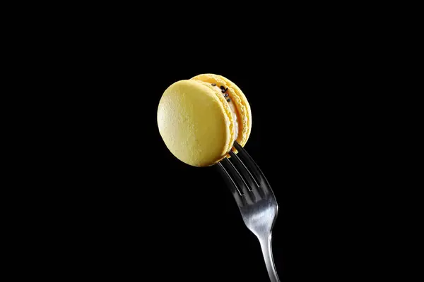 Einzelner Gelber Macaron Oder Makronenkuchen Auf Einer Gabel Französisches Dessert — Stockfoto
