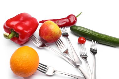 Beyaz zemin üzerinde taze kiraz domatesi, kırmızı biber, salatalık, elma ve portakal meyveleri. Sağlıklı beslenme ve vejetaryen yemekleri, pişirme konsepti