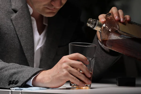 Homme Avec Une Bouteille Whisky Dans Cuisine Concept Ivresse Alcoolisme — Photo