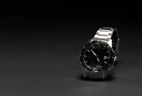 ブラックを背景にした高級時計 黒い背景が孤立しているのを見てください 革ベルト 40ミリディスク 女性用男性用腕時計 — ストック写真