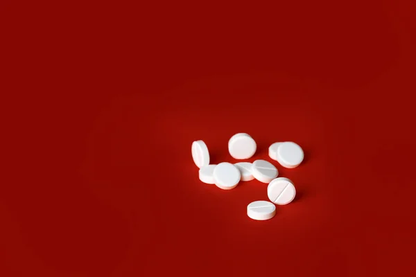 White Medicine Pills Isolated Red Background Pharmacy Theme Selective Focus — Stock Photo, Image