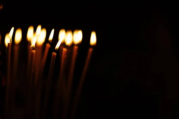 Eine Menge Kerzen Brennen Auf Schwarzem Hintergrund Kopierraum Selektiver Fokus — Stockfoto