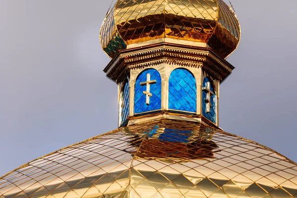 Las Cúpulas Doradas Azules Con Cruces Iglesia Ortodoxa Enfoque Selectivo — Foto de Stock