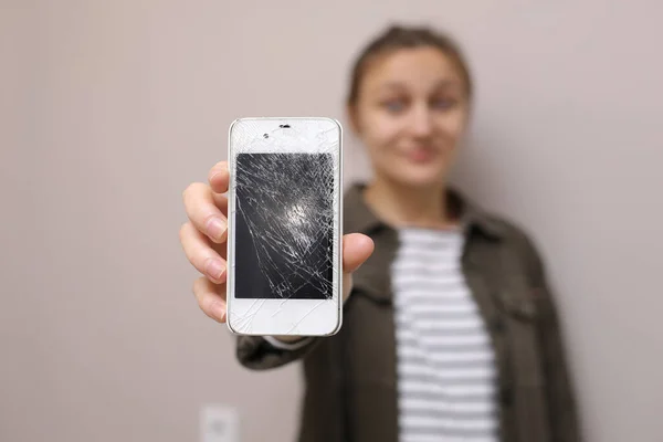 Mujer Joven Frustrada Sosteniendo Teléfono Celular Con Cristales Pantalla Rotos —  Fotos de Stock