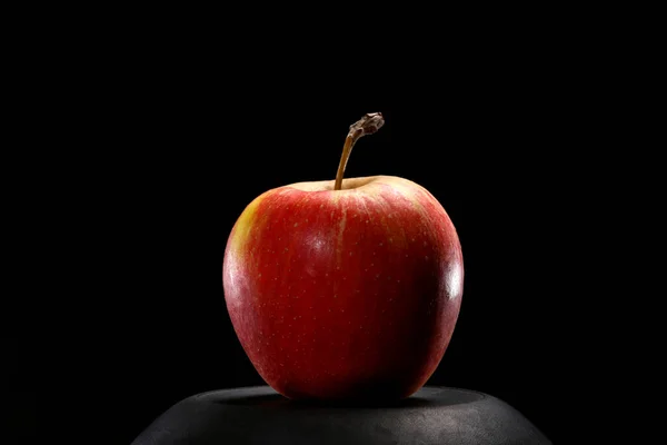 Gros Plan Pomme Fraîche Biologique Rouge Sur Fond Noir Concept — Photo