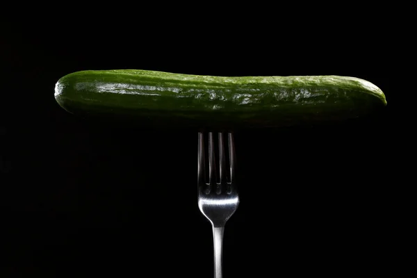 Close Van Verse Groene Komkommer Metalen Vork Geïsoleerd Zwarte Achtergrond — Stockfoto