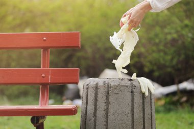 Coronavirus karantinası sona erdi. Dışarıdaki çöpe kullanılmış maske ve eldiven atan bir kadın. Dünya koronavirüs salgını. Global salgın, Covid-19. seçici odak