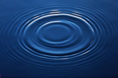 Suya bir damla su düşer ve mükemmel bir damla damlatır..