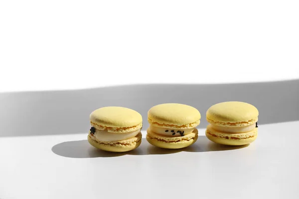 Conjunto Macaroons Amarelos Com Sombra Janela Isolada Fundo Branco Padrão — Fotografia de Stock