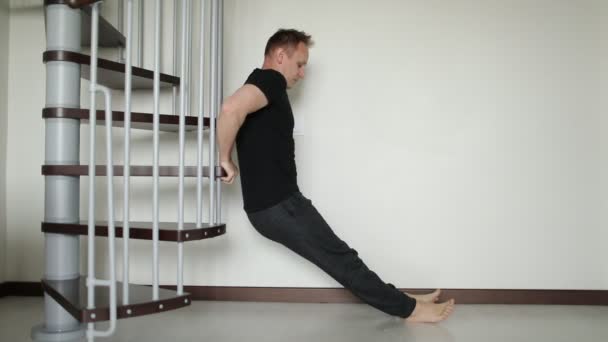 Hombre atlético confiado haciendo ejercicios en casa. Young fit Man está haciendo flexiones en su sala de estar en casa. Deporte y estilo de vida saludable . — Vídeo de stock