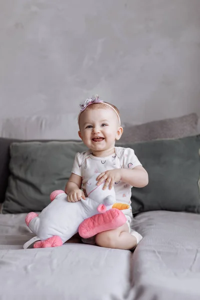 Чарівна Маленька Дівчинка Грає Іграшкою Єдиноріг Ліжку Вдома Концепція Дитячого — стокове фото