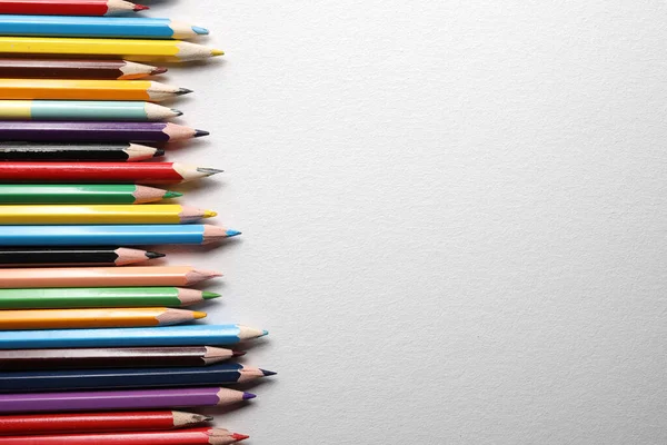 Ołówki Kolorowe Izolowane Białym Strukturalnym Tle Ścieżką Wycinania Zamknij Się — Zdjęcie stockowe