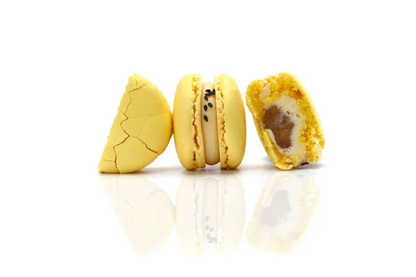 Gelbe Zitrone köstliche hausgemachte traditionelle französische Macarons oder Makronen - elegantes französisches Dessert. Natürliche Frucht- und Beerenaromen, cremige Füllung. Nahaufnahme auf weißem Reflexionshintergrund — Stockfoto
