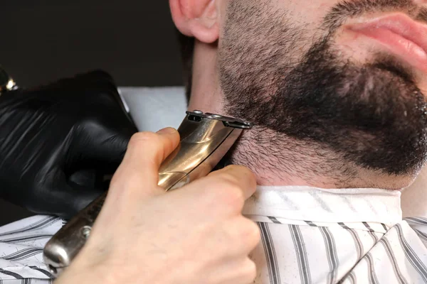 Strzyżenie Męskiej Brody Zakładzie Fryzjerskim Profesjonalny Fryzjer Master Goli Brodę — Zdjęcie stockowe