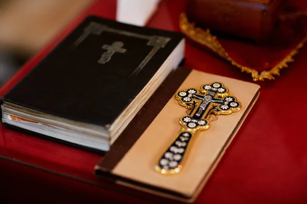 Religieuze Voorwerpen Bijbel Gouden Kruis Bereid Voor Een Ceremonie Binnen — Stockfoto