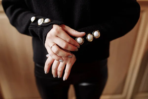 剪裁照片一个时髦的女人在黑色衣服与珍珠的细节 垫的概念 — 图库照片