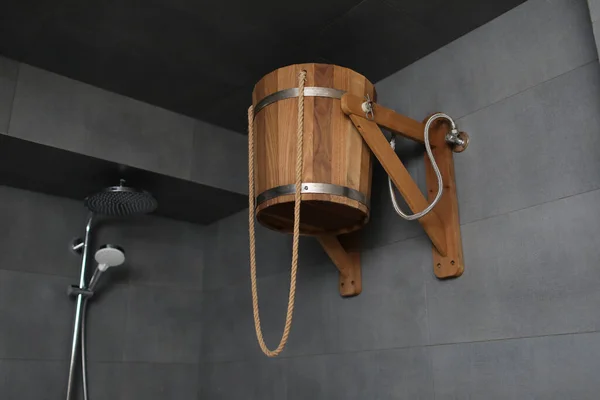 Drewniane Wiadro Dla Rosyjskiej Łaźni Pod Prysznicem Hydroterapia Zimną Wodą — Zdjęcie stockowe