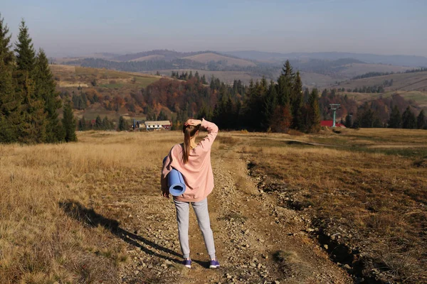 Genç Sportif Kadın Yoga Minderini Tutuyor Egzersizlerden Sonra Dağlara Gidiyor — Stok fotoğraf