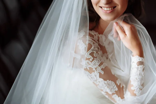 Retrato Noiva Bonita Com Véu Moda Posando Cama Manhã Casamento — Fotografia de Stock