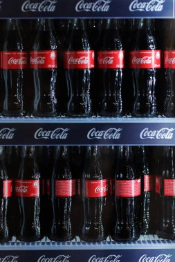 Rivne, Ukrayna - 18 Şubat 2020: Coca Cola şişeleri mini buzdolabında içerken.