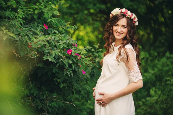 Schöne Junge Schwangere Frau Weißem Kleid Und Blumenkranz Sommergrünen Park — Stockfoto