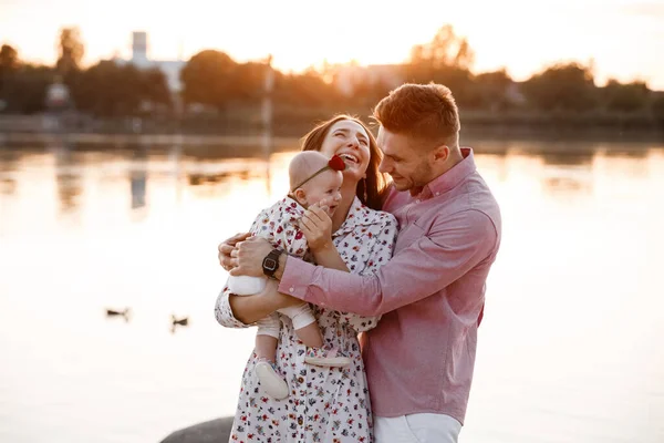 Happy Young Family Lake Pond Family Enjoying Life Together Sunset — Stock Photo, Image