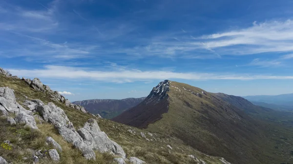 Primavera paesaggio montano — Foto Stock