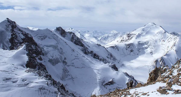 Pico da Juventude. Montanhas Trans-Ili Alatau Imagem De Stock