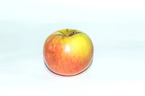 Rött äpple isolatet — Stockfoto