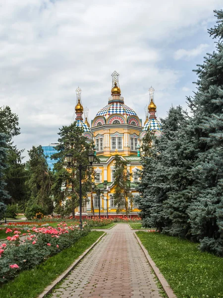 Hemelvaart-kathedraal van Almaty stad Stockfoto