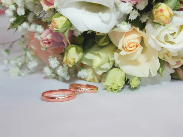 Ramo de bodas y anillos . — Foto de Stock