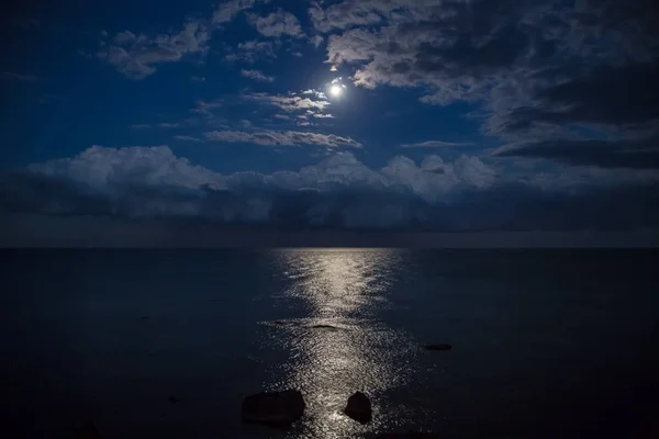 Dolunay ile gece gökyüzü , güzel bulutlar.