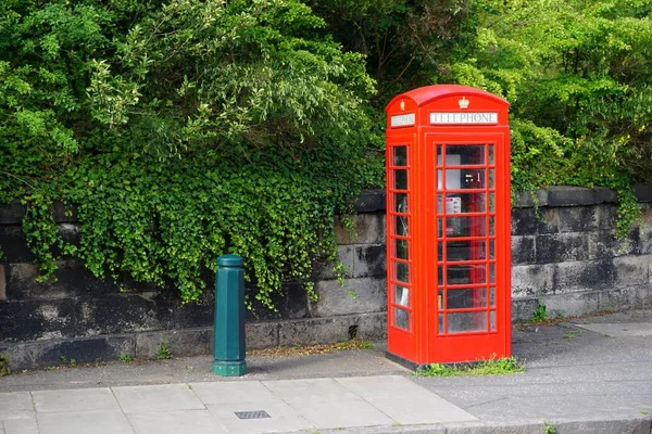 Klasik vintage kırmızı İngiliz telefon kulübesi