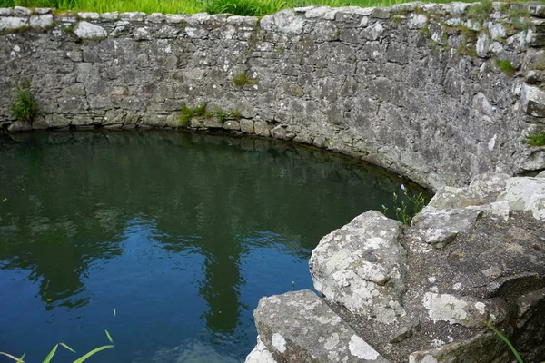 Lichen Covered Walls Ancient Stone Cistern Reflected Water Sunny Day — Stock Photo, Image